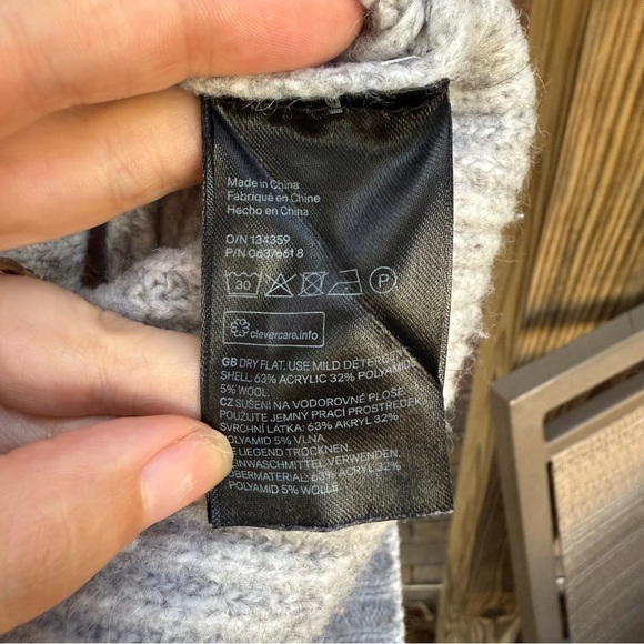 H&M Gray Cable Knit Crew Neck Sweater Size Medium - Picture 5 of 5